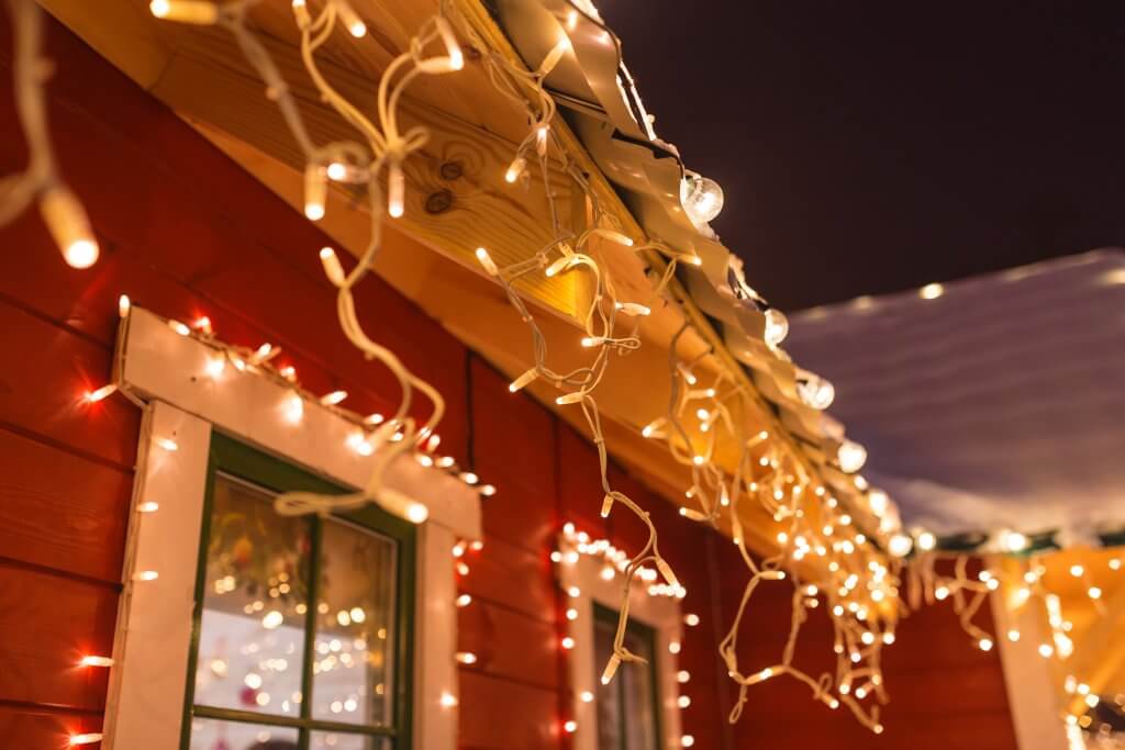 Photos of Christmas light hanging for roof